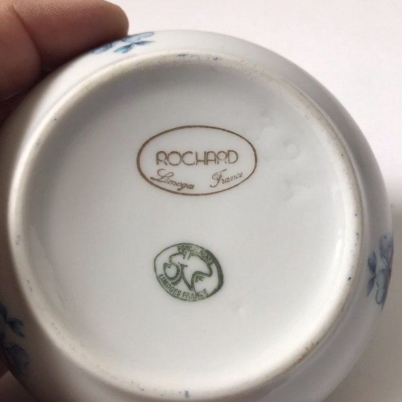 Rochard Limoges porcelain trinket box magnolia round blue pill jewelry gold trim - Picture 2 of 8